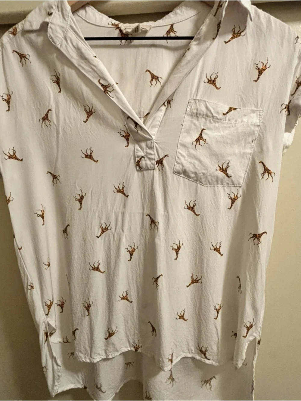 Jane and Delaney Playful White Giraffe Print V-Neck Blouse size 6 - Picture 1 of 5